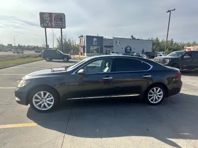 Beautiful highway sedan 185000 miles, leather, loaded, new tires, runs very nice. Well maintained.