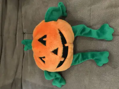 Total length about 13-14 inch Pumpkin face is 7-8 inch TY- 1999 the beanie buddy collection Asking 1...