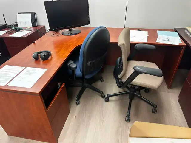Office Desk - Furnitures - moving sale in Desks in Calgary - Image 5