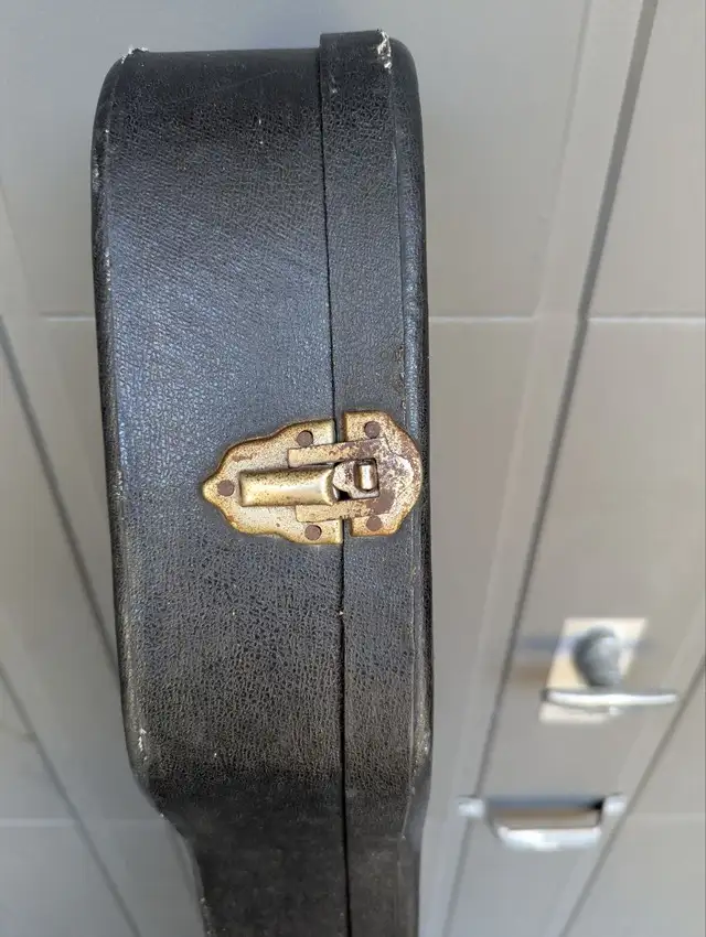 Vintage Hardshell Guitar / Bass Case in Guitars in Markham / York Region - Image 10