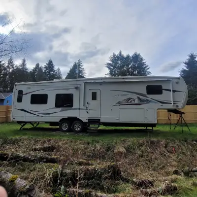 RV length 38'1 8' ceilings in living area Queen size bed W/D hook up (does not include a W/D) 4 slid...