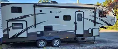 Fifth wheel familiale pouvant coucher jusqu’à 12 personnes, avec section enfants et 3 lits superposé...