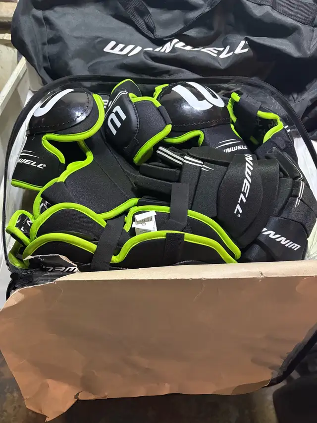 youth hockey starter kit in Hockey in St. Catharines - Image 4