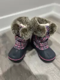 Snow boots for toddler - size 5 (New)