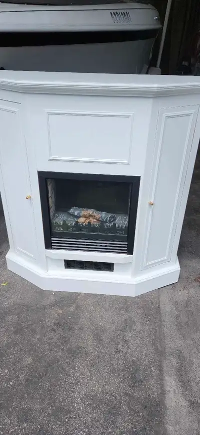 Foyer très propre 40poucesx 40 pouces fonctionne très bien. Peut se placer en coin avec une tablette...
