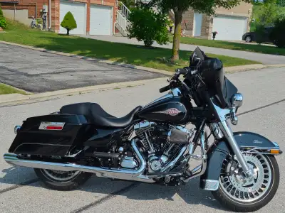 2012 Harley-Davidson Electra Glide Classic Black an Chrome.Show room bike.was kept in the man cave w...