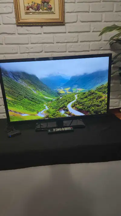 Insight  32 inch LED TV great condition, View more