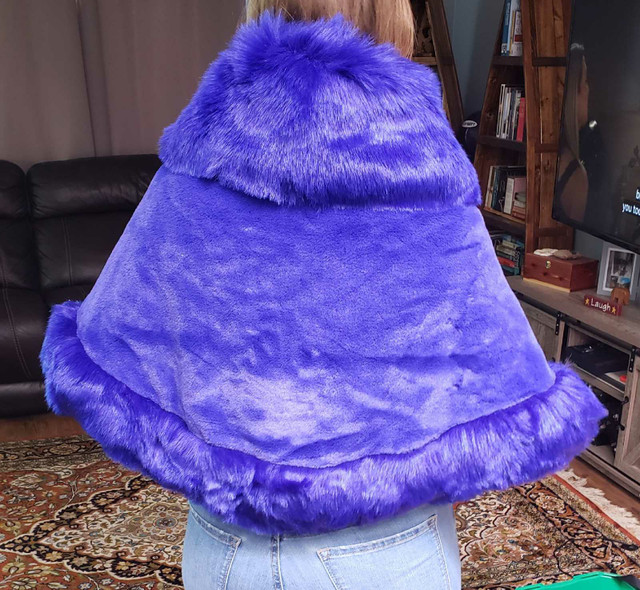 Shawl/Wrap Faux Fur Sz S/M in Women's - Tops & Outerwear in Kawartha Lakes - Image 2