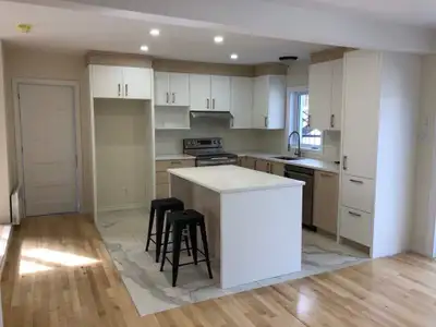 Appartement style condo haute game au rez-de-chaussée , idéal pour retraités, petite famille ou co-l...