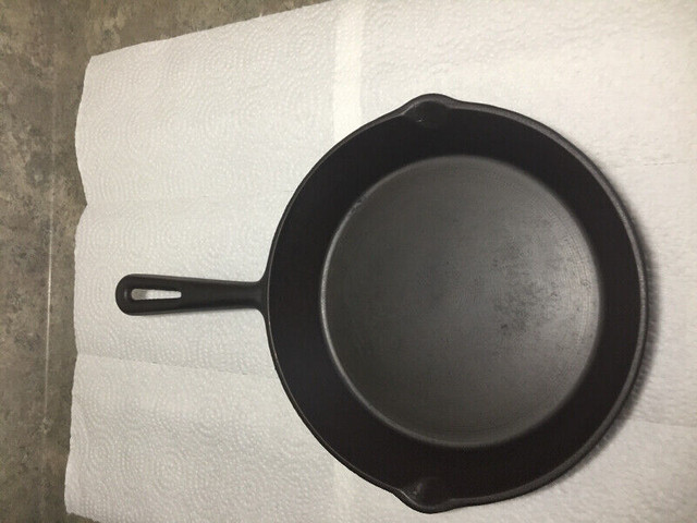 Vintage Unmarked Cast Iron Pan with Heat Ring in Arts & Collectibles in Belleville - Image 3