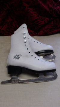 YOUNG GIRLS CCM FIGURE SKATES YOUTH SIZE 11