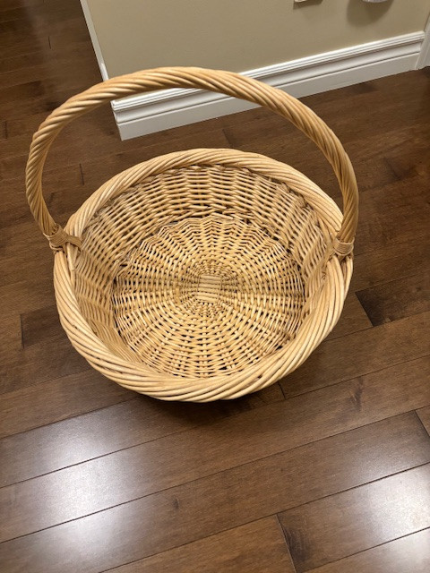 Lovely Round Large Handmade Natural Wicker Basket with Handle in Other in Barrie - Image 2