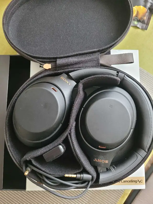 Sony WH-1000XM4 Wireless Noise Stereo Headset in Headphones in City of Toronto - Image 5