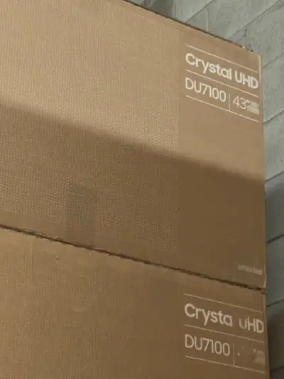 Voici un tout nouveau téléviseur Samsung Crystal UHD DU7100 de 43 pouces, offrant une qualité d'imag...
