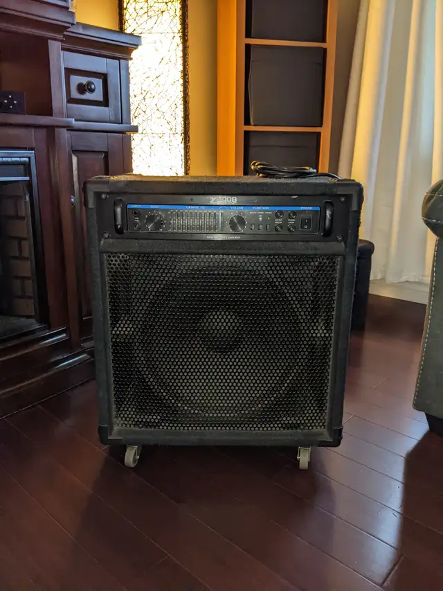 Yorkville 400B bass amp in Amps & Pedals in Kingston - Image 2