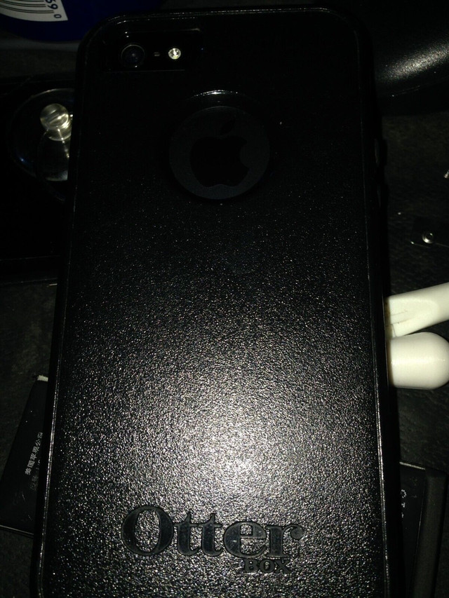 iPhone 5S black 16gb in Cell Phones in Vernon - Image 2