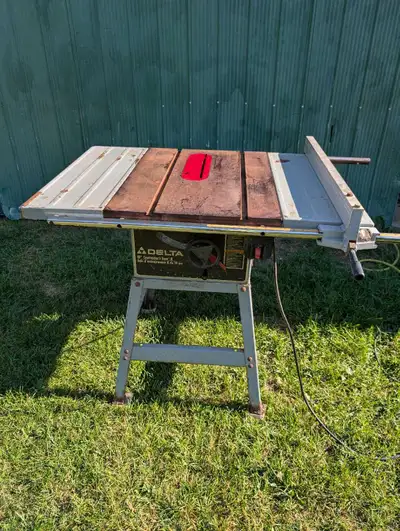 Delta contractor grade 10" table saw for sale. Saw is in excellent working condition. Heavy cast iro...