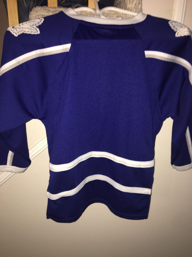 NHL Toronto maple leafs youth jersey.  in Arts & Collectibles in Gatineau - Image 2