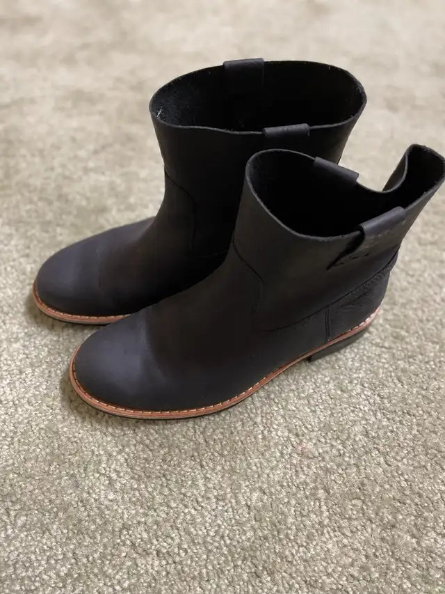 Roots women’s leather ankle “shorty” boots, black 8 in Women's - Shoes in City of Toronto - Image 4