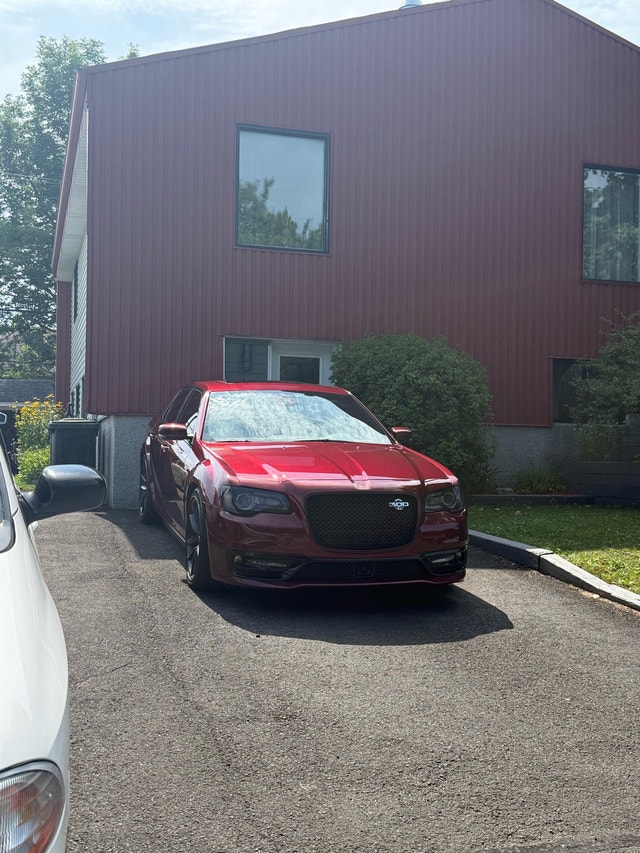 Chrysler 300 C SRT 2023 — photo 2