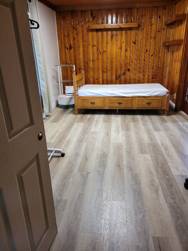 Bedroom with shared kitchen and washroom Room Rentals & Roommates