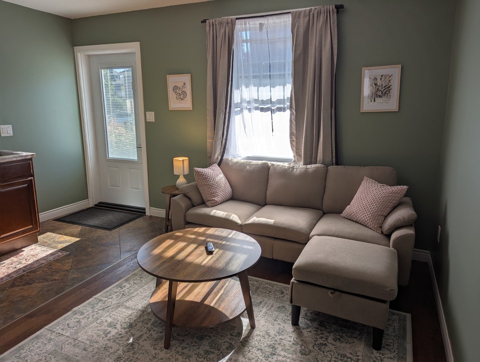 Cozy 1 bed all inclusive furnished downtown with parking 1
