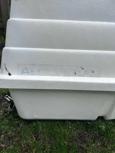 Je vends un coffre/boite de toit de voiture Algonquin qui offre un espace de rangement supplémentair...