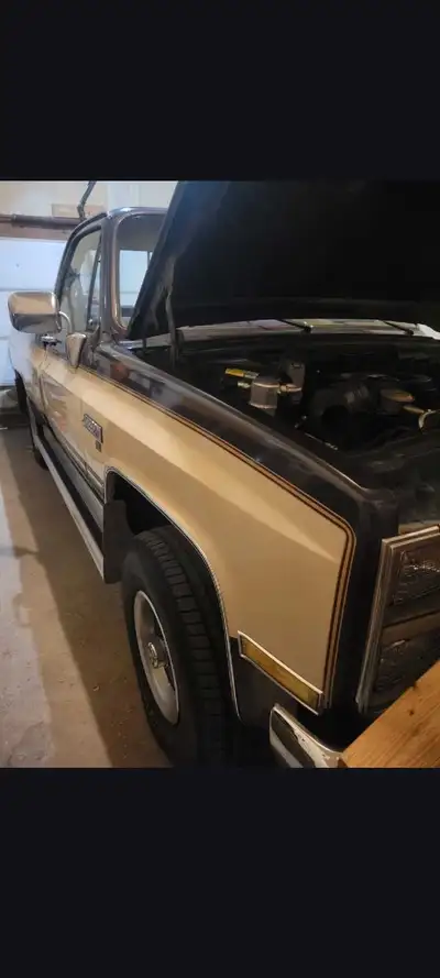 1984 GMC Sierra Classic 4x4 6.2L Detroit Diesel Avg. 30 mpg city/hwy 700r4 overdrive transmission Fu...