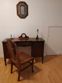 Antiquité meubles: Bureau/pupitre/vanité salle de bain + chaise
