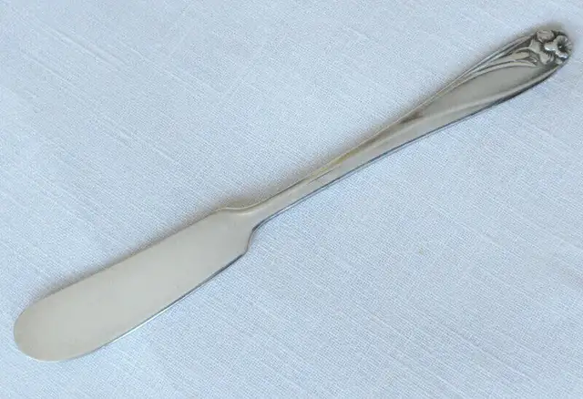 BIRKS ANTIQUE SILVER BUTTER SPREADER in Arts & Collectibles in Calgary - Image 2