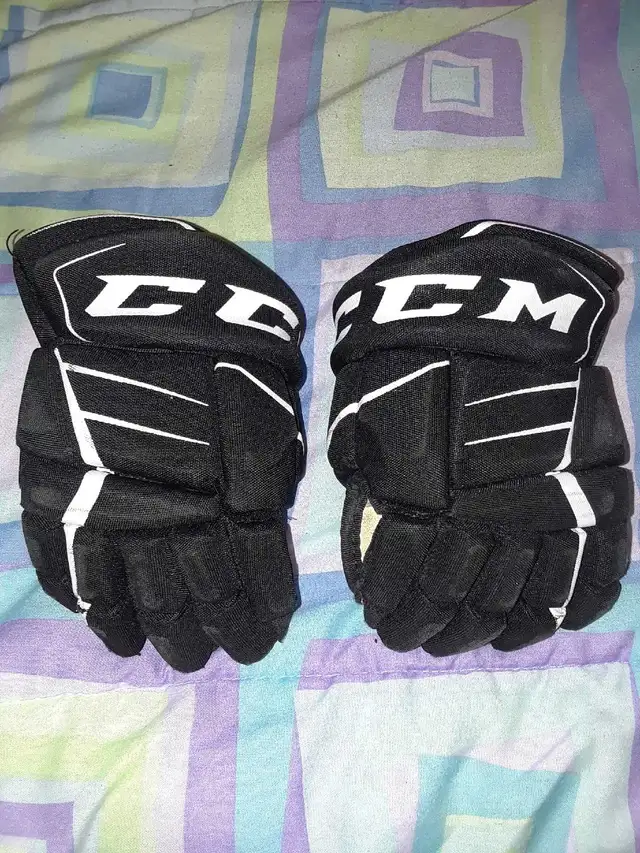 kids junior 10" hockey gloves in Hockey in Kingston - Image 2