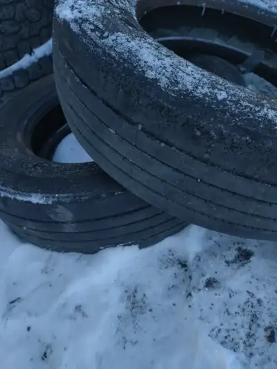 Paire de pneus usagés format 225/70R19.5. Idéal pour quelqu’un qui cherche une solution temporaire o...