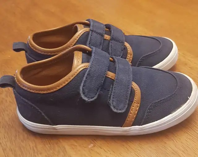 Boys Old Navy Shoes Size 8 in Kids & Youth in Hamilton - Image 3