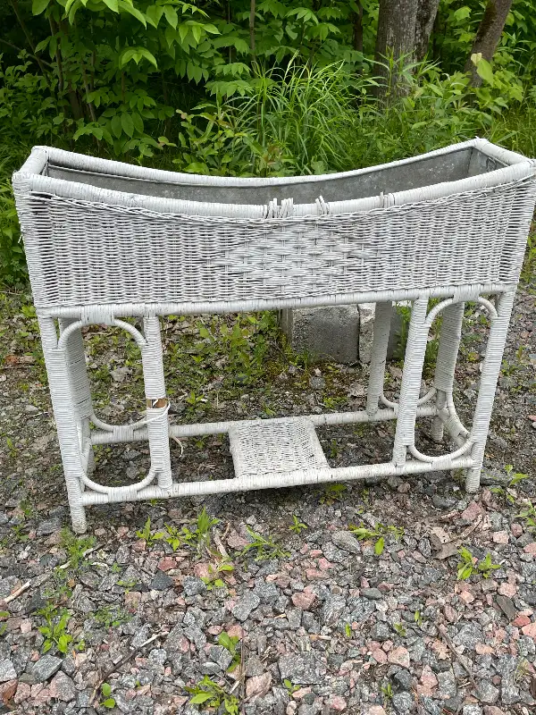 White Wicker Planter Plant Stand Indoor Outdoor Furniture Vintag in Patio & Garden Furniture in Sudbury - Image 3