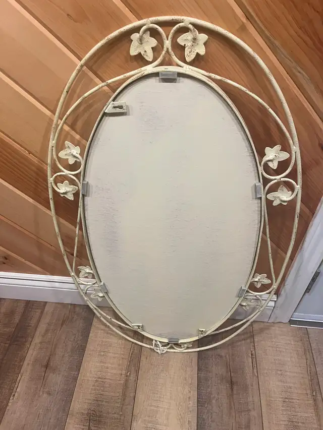 Steel Oval Mirror with Decorative Leaf design in Home Décor & Accents in Ottawa - Image 4