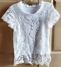 WOMEN'S LACY WHITE PULLOVER BLOUSE WITH CAP SLEEVES