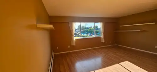 Top floor south and west facing corner-unit, spacious 2 Bedroom / 1 Bathroom apartment with outdoor...
