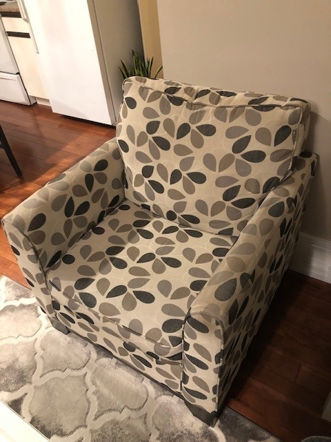 PATTERNED ACCENT CHAIR + MATCHING OTTOMAN in Chairs & Recliners in Edmonton - Image 2
