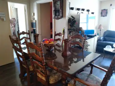 Set de cuisine antique en bois d'érable massif avec 4chaises et 2 capitaines plus deux panneaux avec...