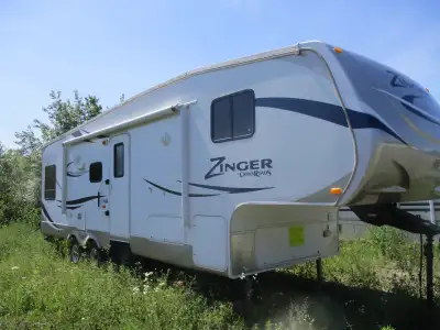 This pre-owned CrossRoads Zinger fifth wheel offers a spacious and comfortable layout perfect for yo...