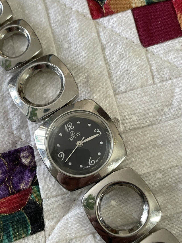 Split Ladies Quartz Watch  in Jewellery & Watches in Regina - Image 3