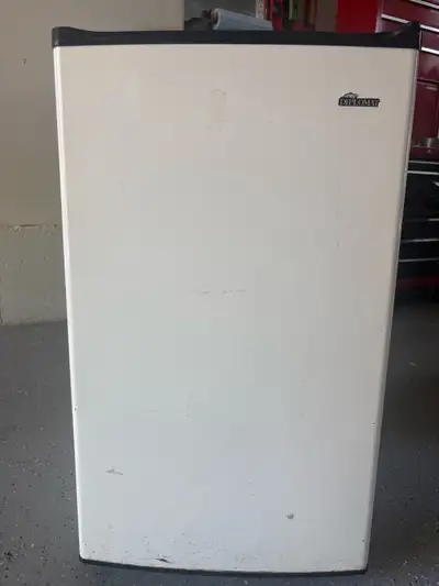 Mini réfrigérateur Danby modèle DCR40WE 4 pi3 Dimensions: 18,5x16x32,5 po Petit compartiment congéla...