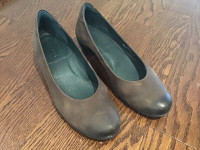New ECCO Women leather shoes size 8