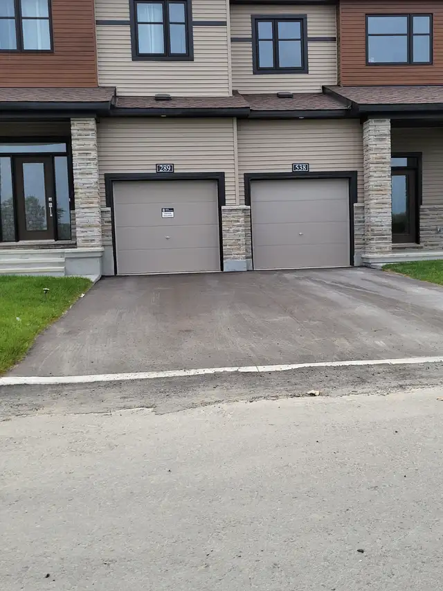 3-Bed / 2.5-Bath Modern Townhome in Barrhaven – Avail. March 1