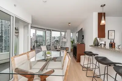 Downtown Vancouver Ensuite Room – Everything Included