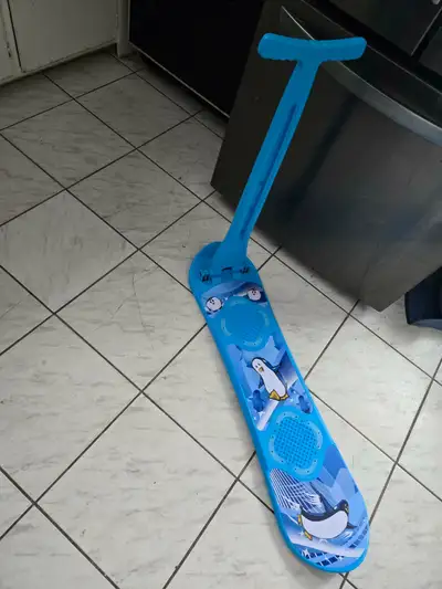 Planche à neige avec pignéée pour enfant bonne condition 20$, View more