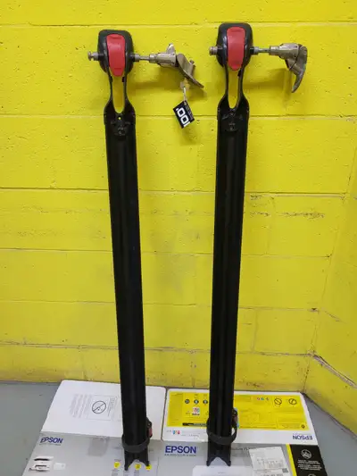 Paire supports de vélo sur toit de voiture YAKIMA fork-mount. Ils viennent avec une serrure et clé....