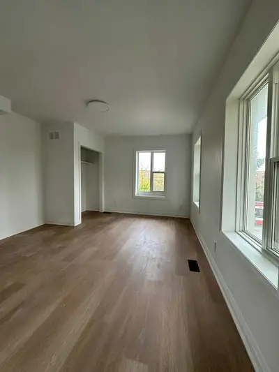 3 Bedroom 2 bathroom unit at Lakeshore and Parklawn available for Rent. Immediate possession.