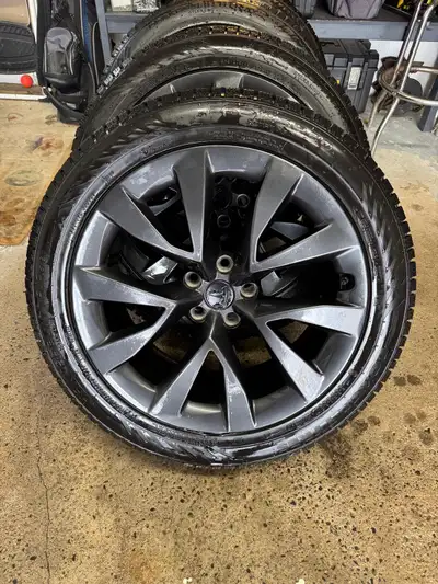 Tesla 2022 Model X mags and winter tires Tesla model X mags and tires, 2x 275/45R20 and 2x 265/45R20...