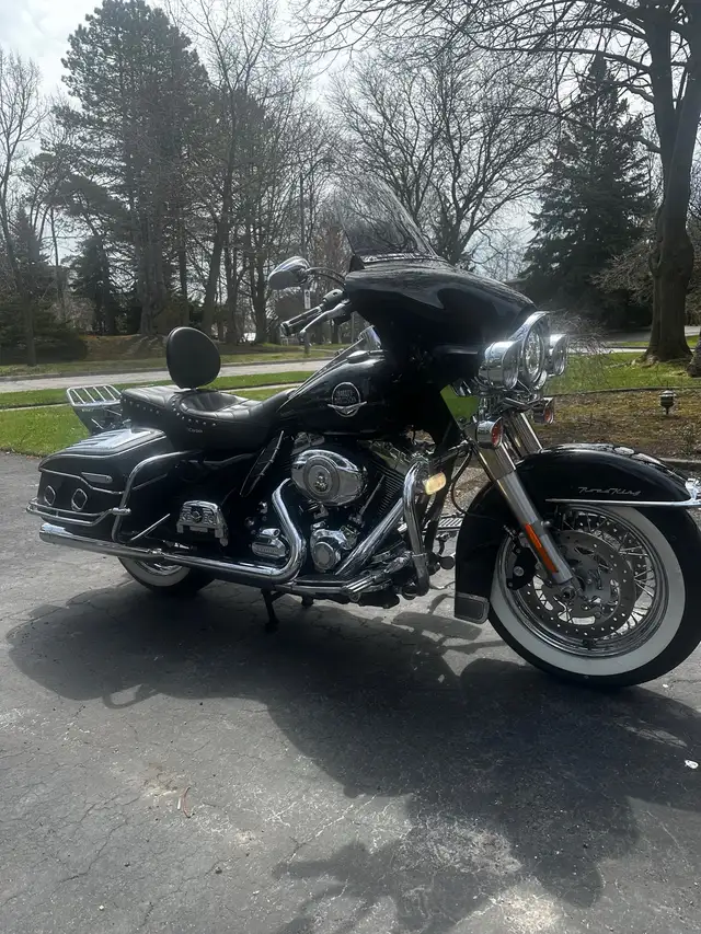 Road King Classic in Touring in Oakville / Halton Region - Image 3
